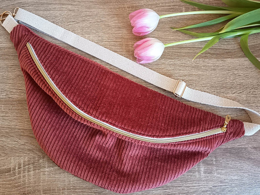 Gürteltasche aus geripptem Cord mit Blumenmuster in Ziegelrot