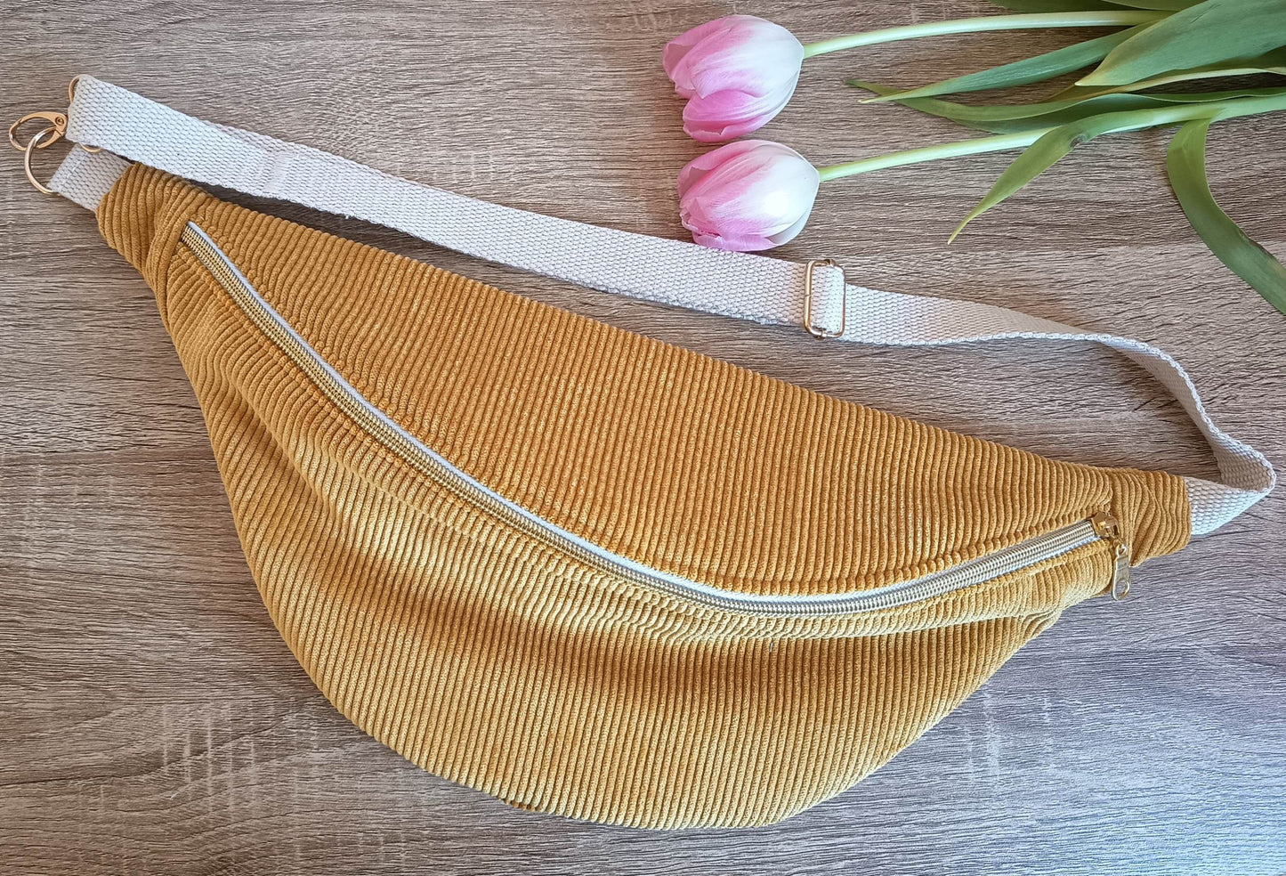 Senfgelbe Cord-Bauchtasche mit Blumenmuster