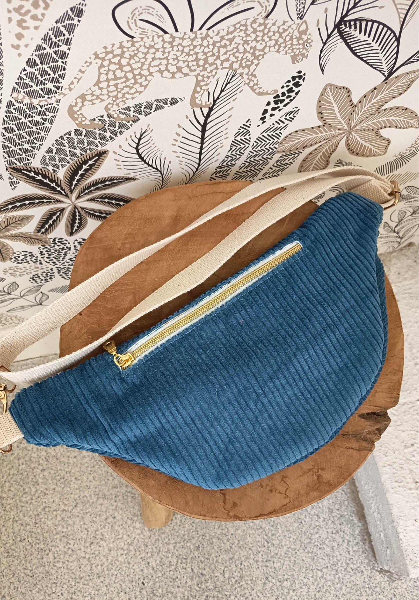 Sac banane velours côtelé bleu fleuri