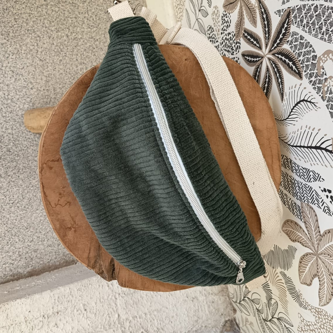 Gürteltasche aus rosa Cord mit Blumenmuster