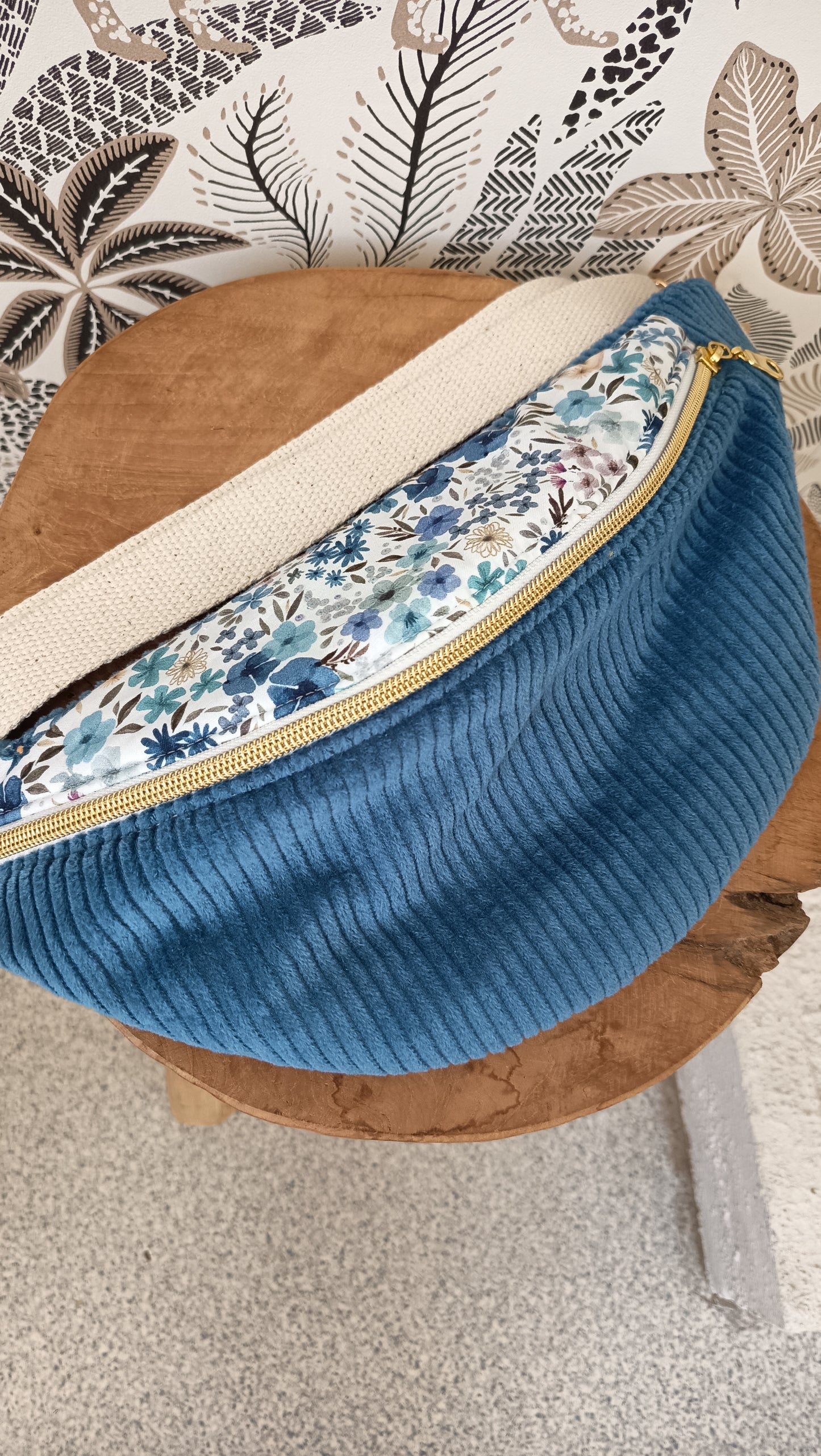 Sac banane velours côtelé bleu fleuri