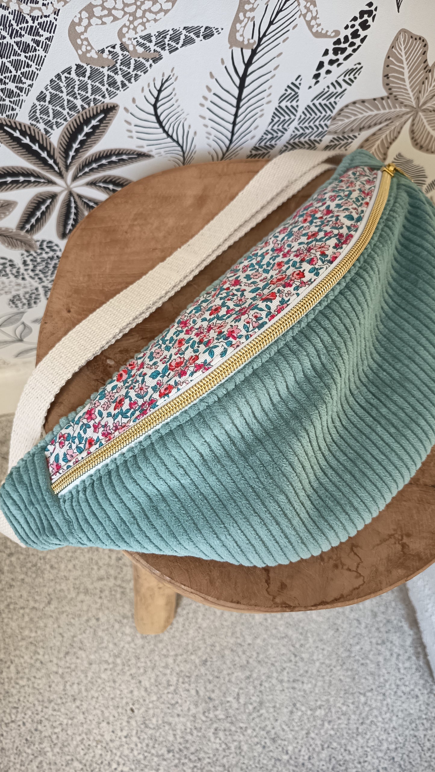 Gürteltasche aus Cord, blau, zartgrün, geblümt, Materialmix