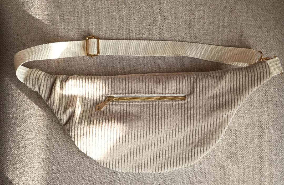 Gürteltasche aus Cord, ecru und Leo-Mixmaterial