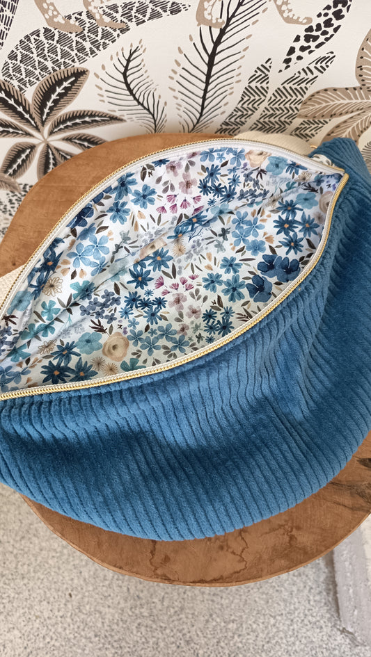 Gürteltasche aus blauem Cord mit Blumenmuster