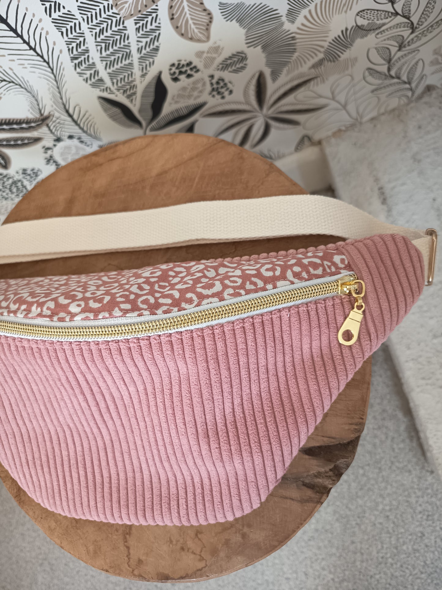 Sac banane velours côtelé rose léopard